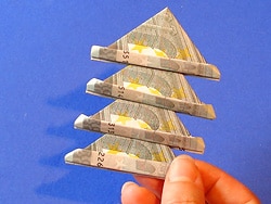 ein weihnachtsbaum aus geldscheinen basteln gestalten ein weihnachtsbaum aus geldscheinen basteln gestalten
