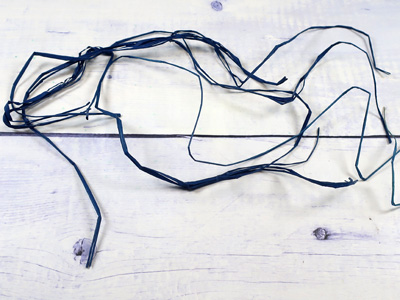 Naturbast in Streifen schneiden