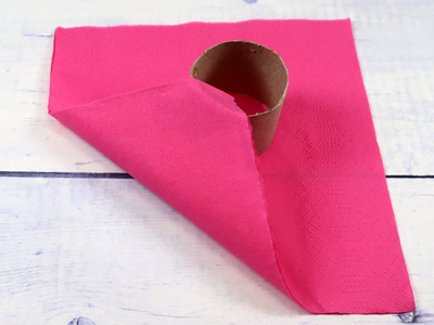 Serviettenecke nach innen einschlagen