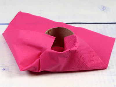 unteren Serviettenteil nach innen einschlagen