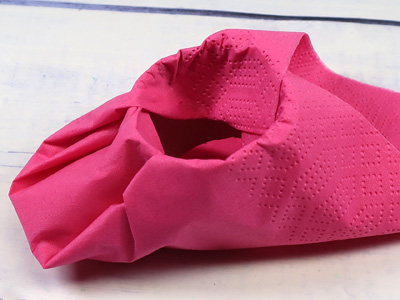 oberen Serviettenteil nach innen schlagen