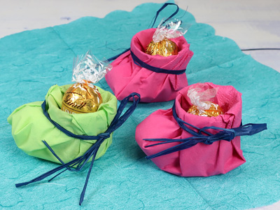 winzige Stiefel aus Papprollen, Watte und Servietten