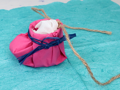 Band zum Aufhängen befestigen