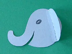 ein Elefant aus Tonpapier