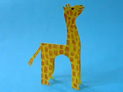eine Giraffe aus Tonpapier