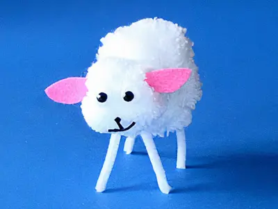 aus Wolle ein Schaf basteln
